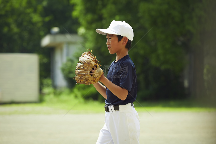 小学一人球场男孩棒球运动员实践的投球画象图片