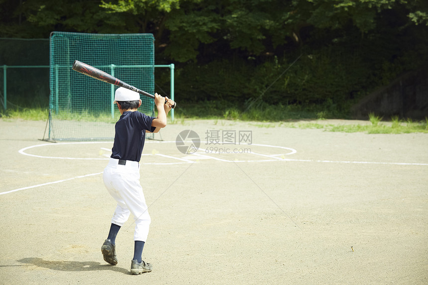 户外健身年轻男孩棒球男孩练习击球图片