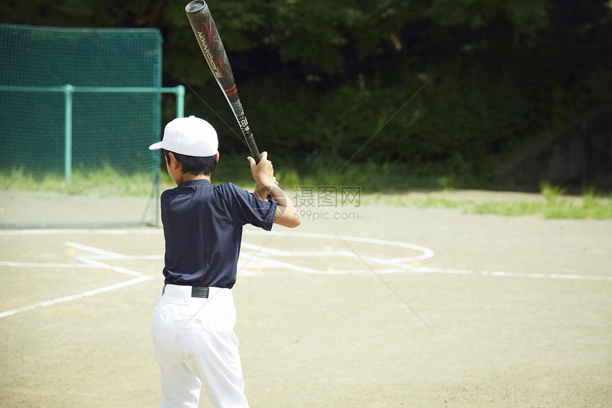 孤独的青少年棒球留白男孩棒球男孩练习击球图片