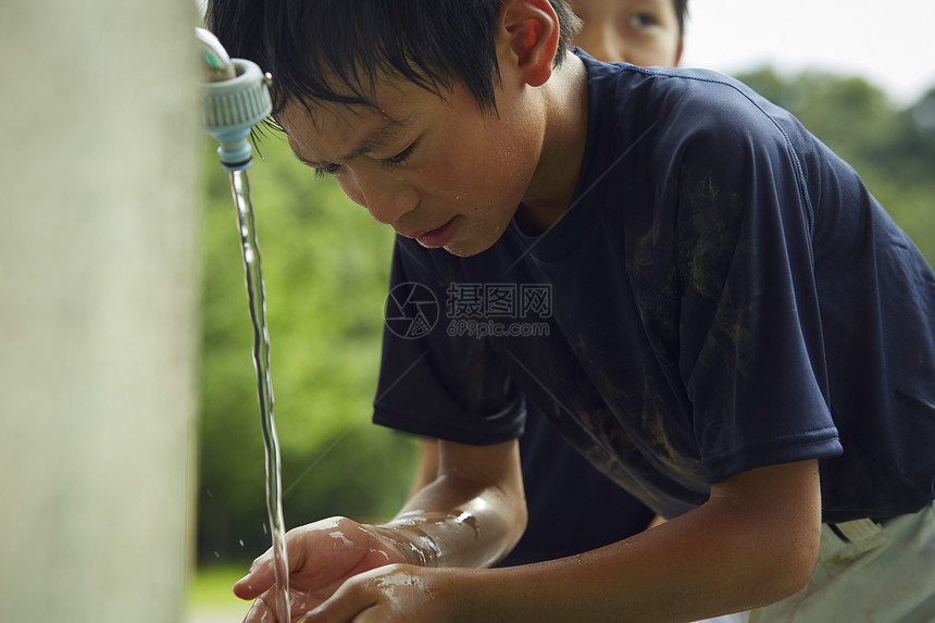 小朋友领域抵抗男孩棒球断裂水男孩洗涤的面孔图片