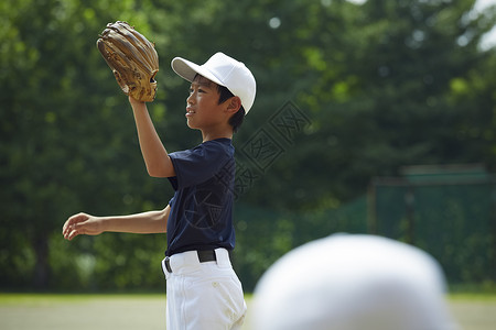 学龄儿童文稿空间小学男孩棒球运动员实践的投球画象背景图片