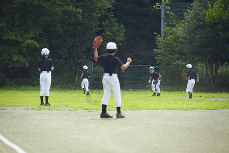 户外看守男少年棒球练习比赛防守图片