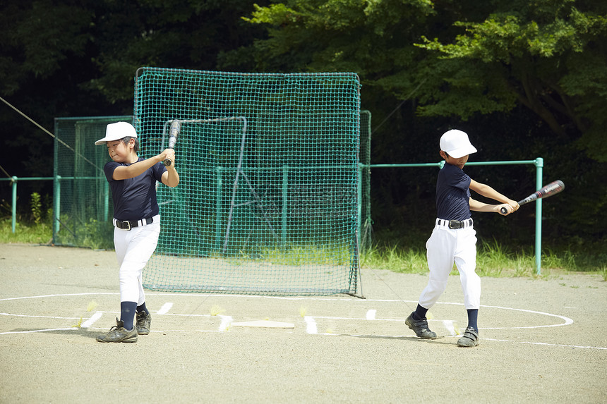 青少年棒球户外男孩们练习击球棒球的孩子图片