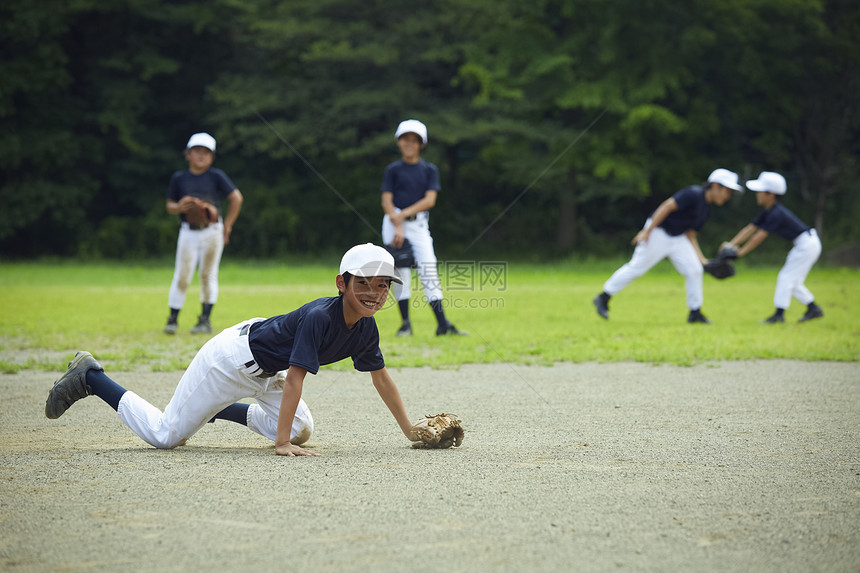 校园男孩棒球比赛图片