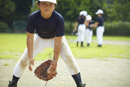 男孩们保护户外少年棒球练习比赛防守肖像图片