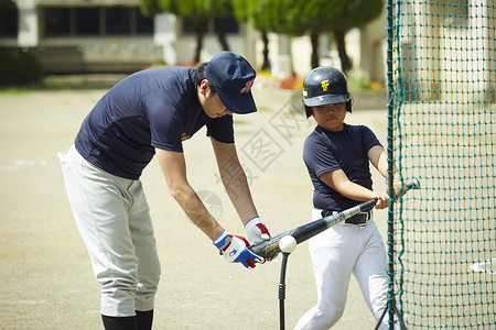 青少年棒球男人们年轻男孩棒球男孩练习击球图片