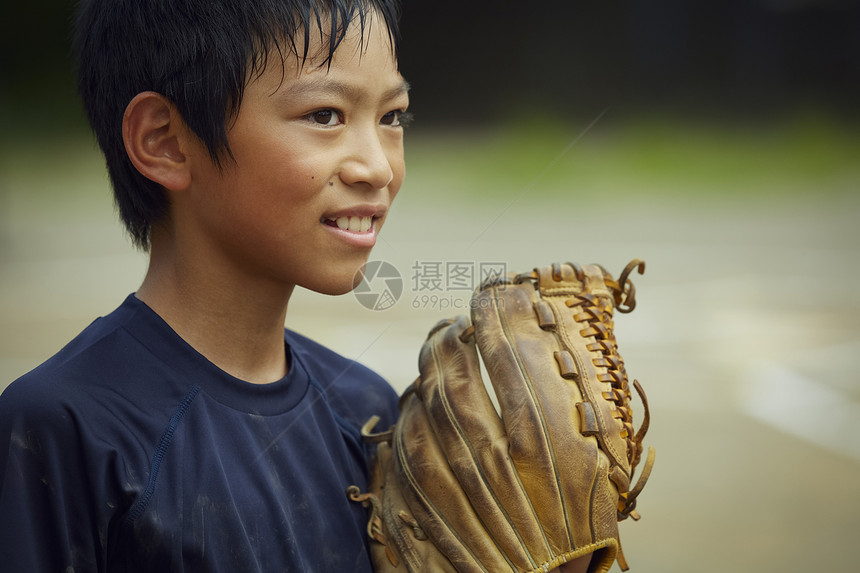 练习男子动力男孩棒球运动员实践的投球画象图片