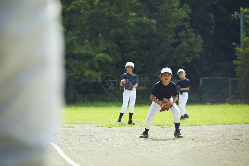 男孩们运动场三人少年棒球练习比赛防守图片