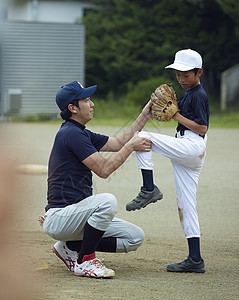 训练小学青年男孩棒球运动员实践的投球画象图片