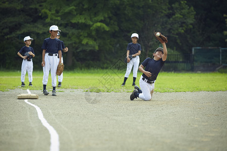 少年棒球联合会孩子小学少年棒球练习比赛防守图片