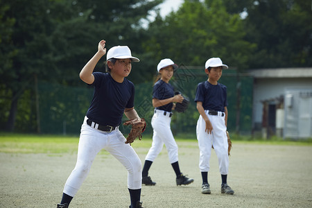 拿出夏女孩们少年棒球练习比赛防守图片