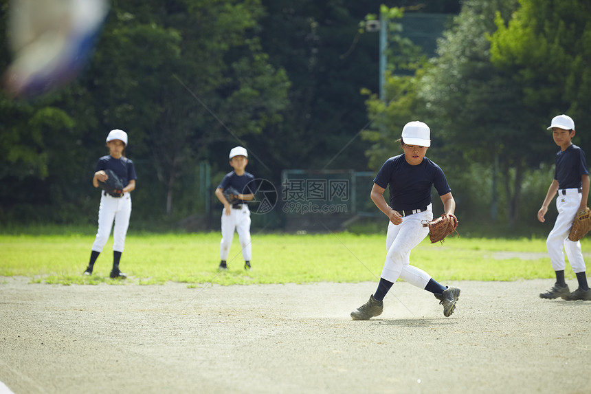 女孩少年棒球联合会抵抗少年棒球练习比赛防守图片