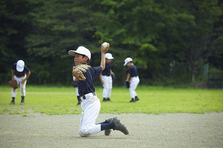 男小学生户外少年棒球练习比赛防守图片