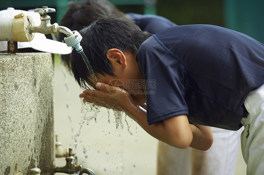 手套审查抵抗男孩棒球断裂水男孩洗涤的面孔图片