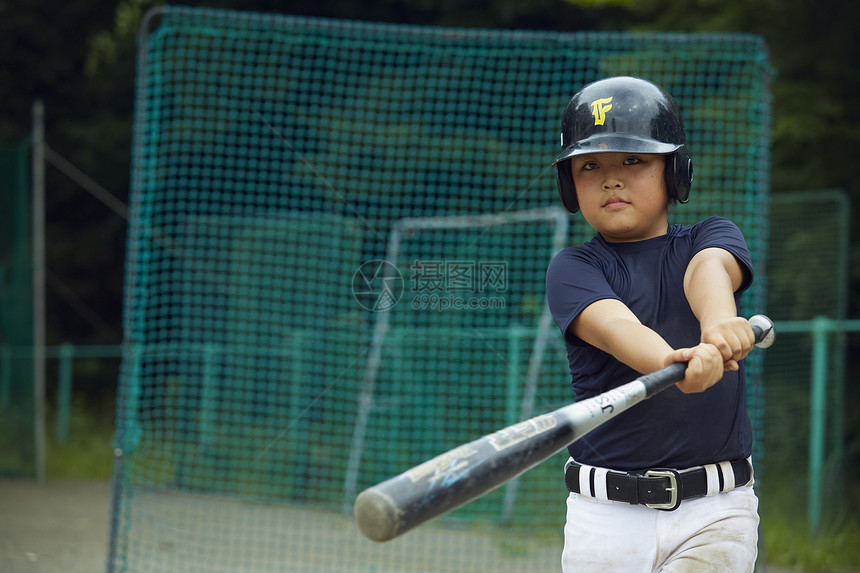 幼崽棒球选手训练男孩棒球击球手画象图片