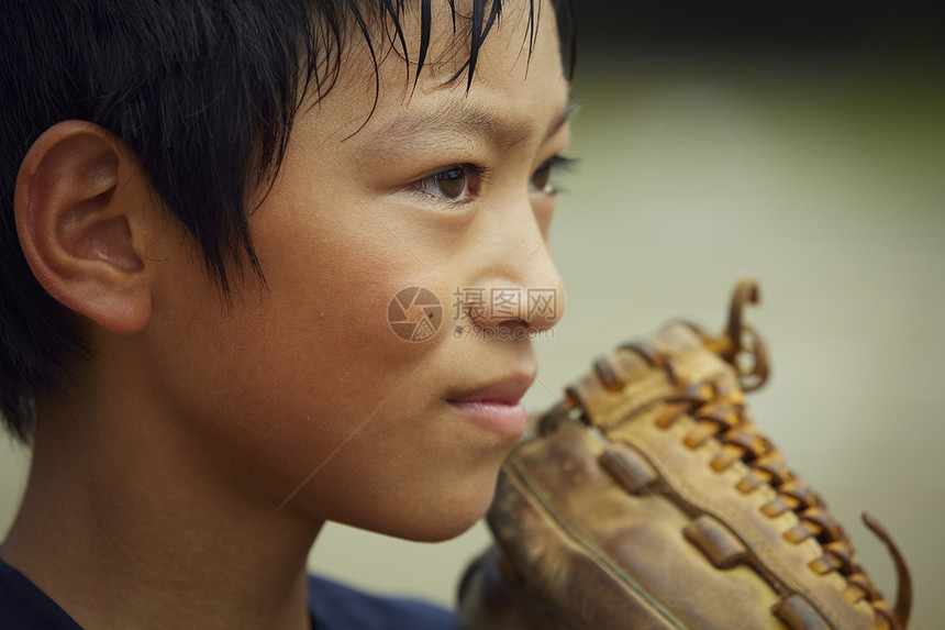 日本夏天球赛男孩棒球运动员实践的投球画象图片