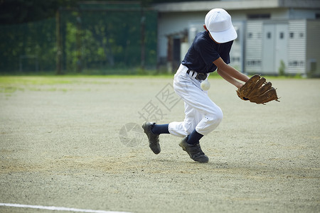 人物防守俱乐部活动男孩棒球比赛男孩传染球图片