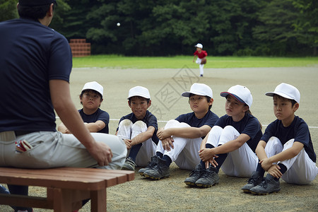 监理年轻的女孩主管男孩棒球队会议图片