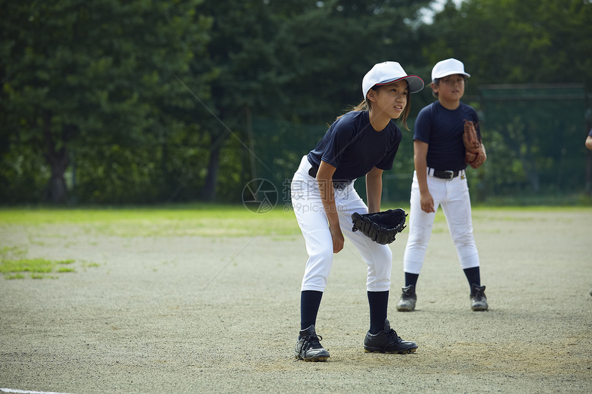 男男女少年棒球练习比赛防守图片