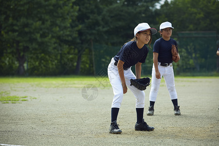 男男女少年棒球练习比赛防守图片