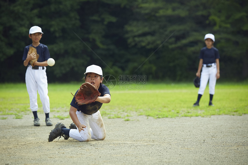 通体三人领域男孩棒球比赛男孩传染球图片