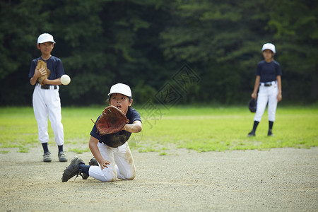 三加小学素材通体三人领域男孩棒球比赛男孩传染球背景