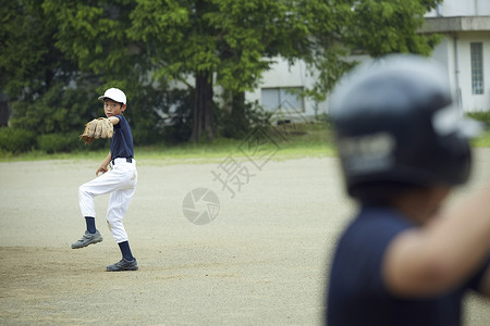 手套男孩们安全帽男孩棒球比赛投手图片