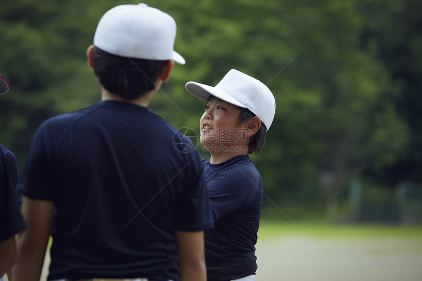 田地小朋友回合男孩棒球练习队员图片