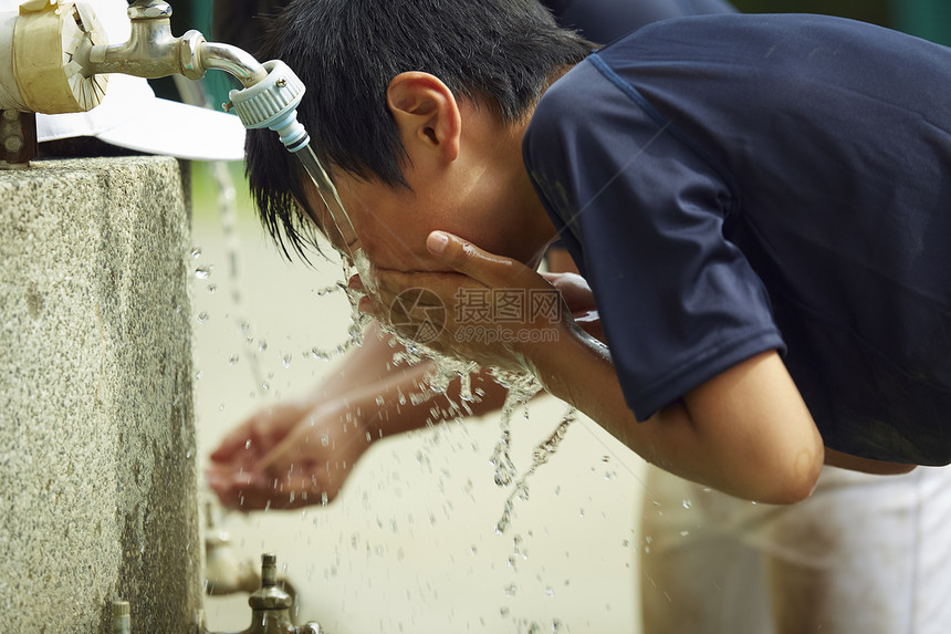 选手青春空白部分男孩棒球断裂水男孩洗涤的面孔图片