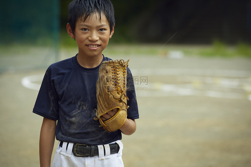 文稿空间夏天选手男孩棒球运动员实践的投球画象图片