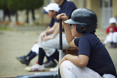 运动场学校等男孩棒球击球手画象图片