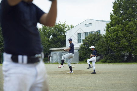 放弃球场教学练习棒球的小男孩图片
