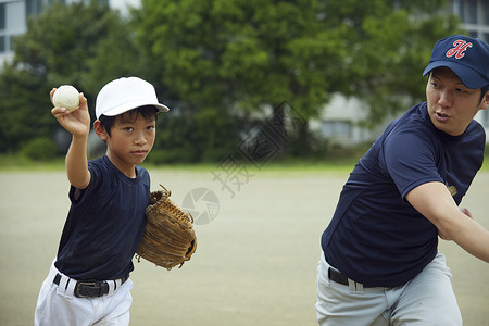 校园主管人类男孩棒球运动员实践的投球画象高清图片