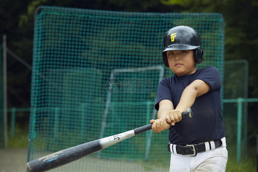 小学球赛幼兽男孩棒球击球手画象图片