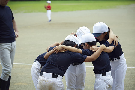 小孩男子回合shonen棒球比赛形成一个圆圈的成员图片
