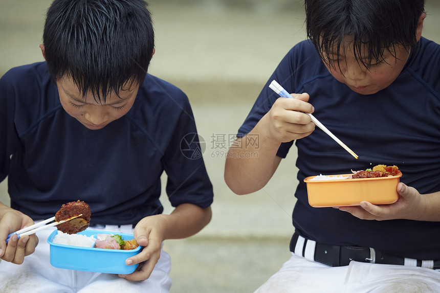 棒球少年吃盒饭图片