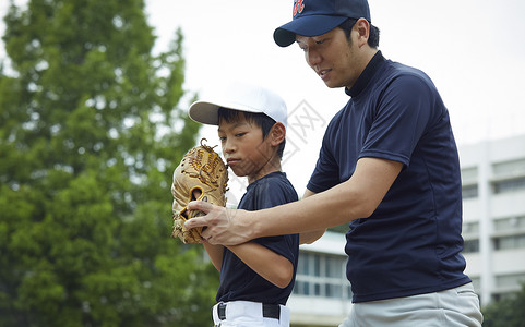 小朋友和教练上棒球课图片