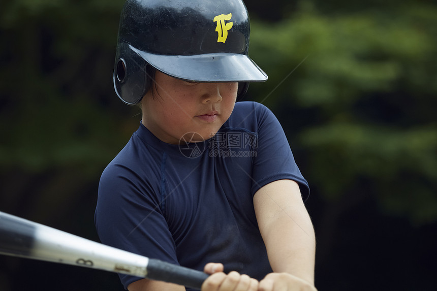 打棒球小男孩图片