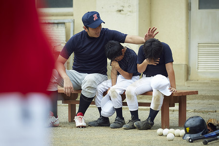 小朋友和教练上棒球课图片
