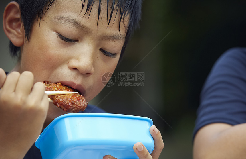 棒球少年吃盒饭图片