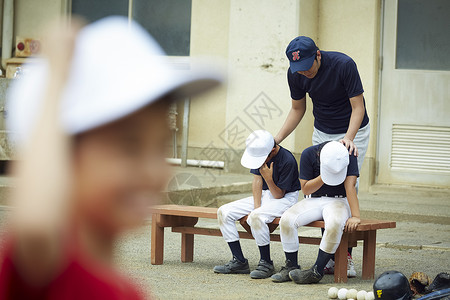 棒球教练安慰小朋友图片