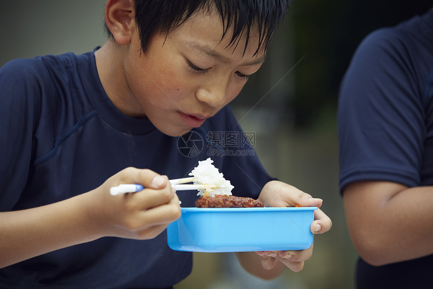 棒球少年吃盒饭图片