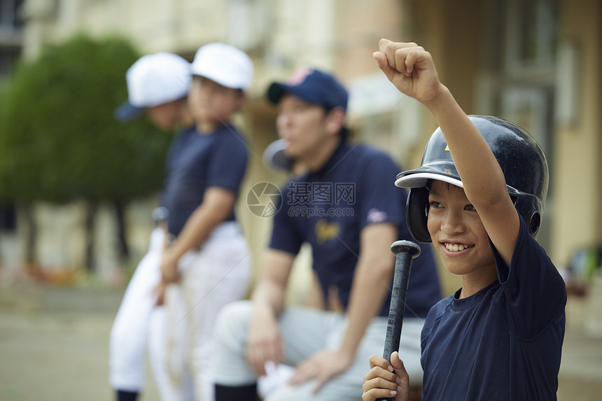 打棒球的小男孩图片