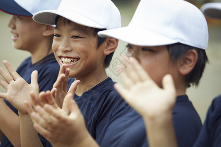 棒球少年鼓掌高清图片