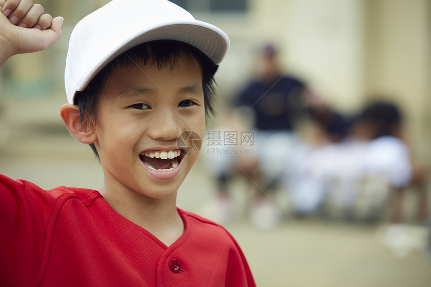 打棒球的小男孩图片