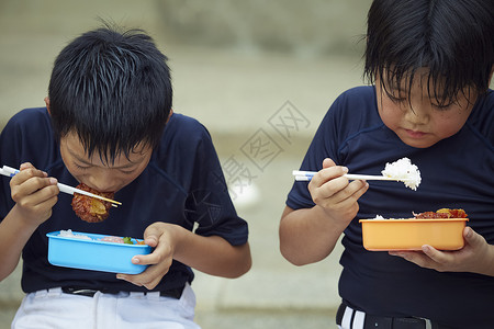 棒球少年吃盒饭图片