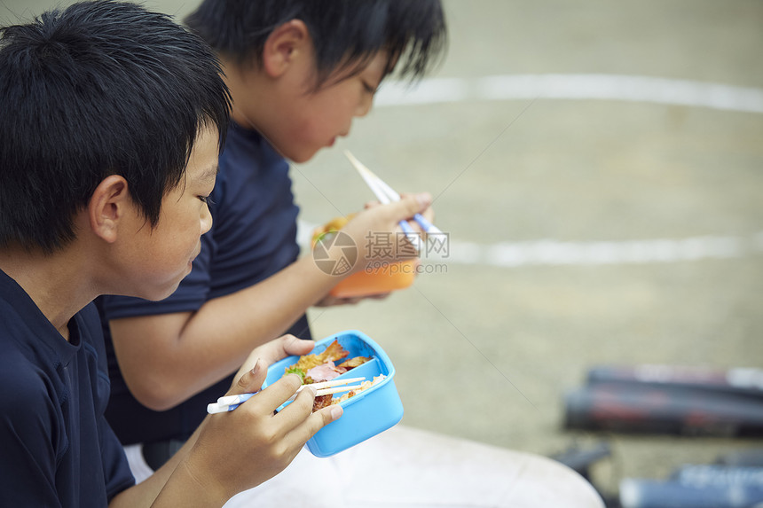 棒球少年吃盒饭图片