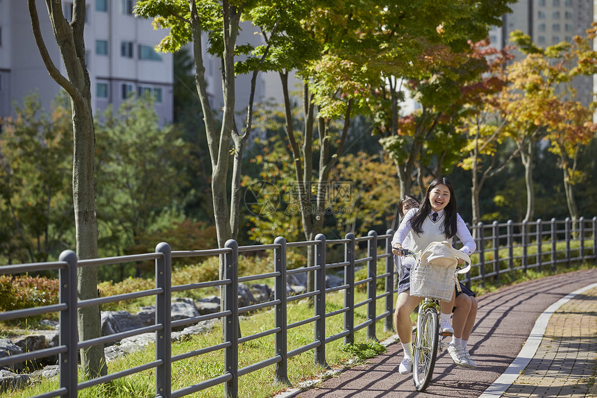 成年女子判断背包朋友高中生公园自行车图片