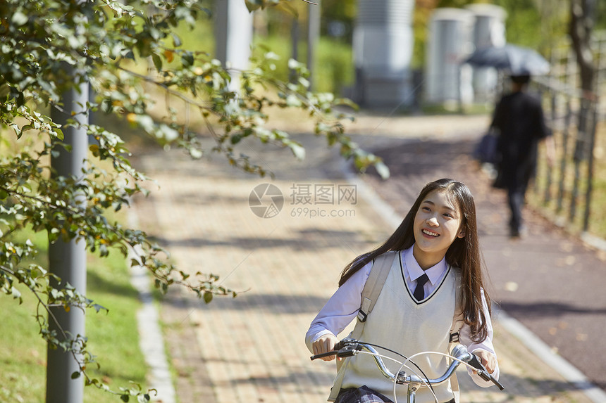 超时骑青少年高中生自行车公园图片