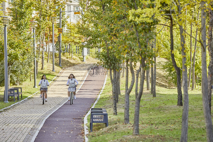 书包研磨韩国人高中生自行车公园图片